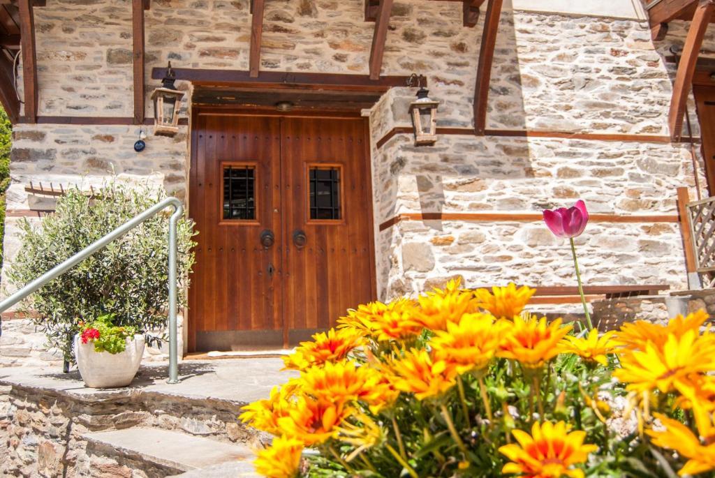 Viraggas Traditional Hotel Vrástama Екстериор снимка